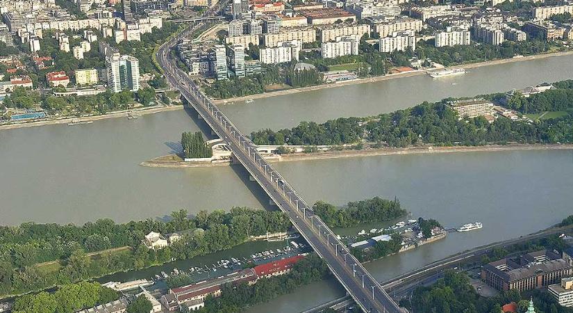 Holttestet találtak az Árpád híd közelében: a rendőrök egy idősebb nőt emeltek ki a vízből, aki vélhetően önszántából dobta el az életét