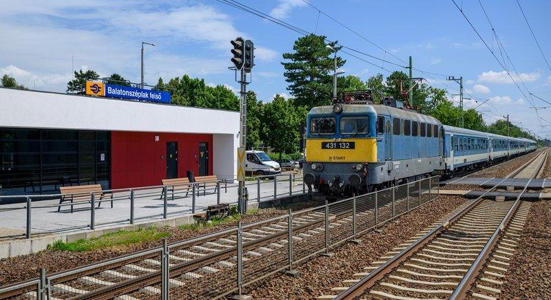 Átadták az újjáépített balatonszéplaki és balatonfenyvesi vasútállomást (MTI)