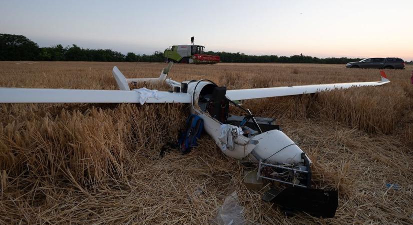 Lezuhant egy vitorlázó repülőgép a sóskúti ipari parkban