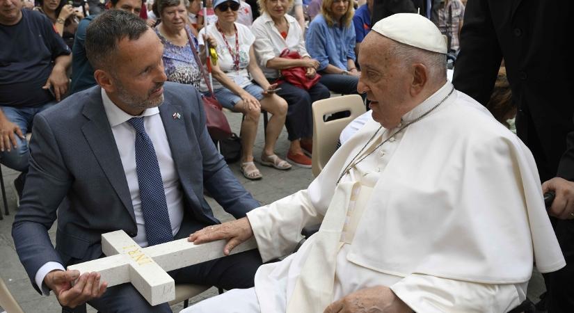 Ferenc pápa áldotta meg a Somorján épülő út menti kápolna márványkeresztjét