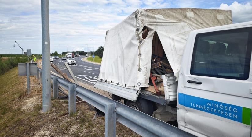 Oszlopnak és szalagkorlátnak ütközött egy kisteherautó az M86-os úton Szombathely közelében - fotók