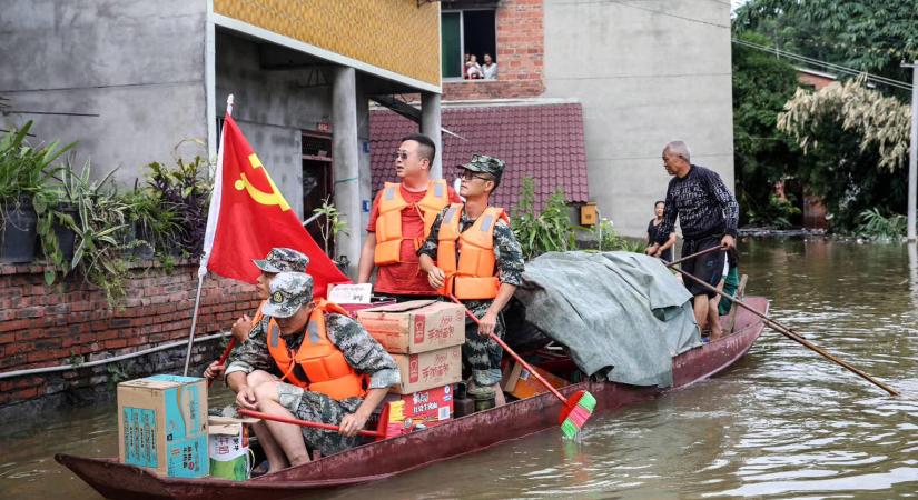 240 ezer embert evakuáltak Kínában az esőzések miatt