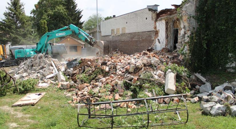 Lebontják az épületet, közösségi tér jön létre a dorogi Fortuna söröző helyén
