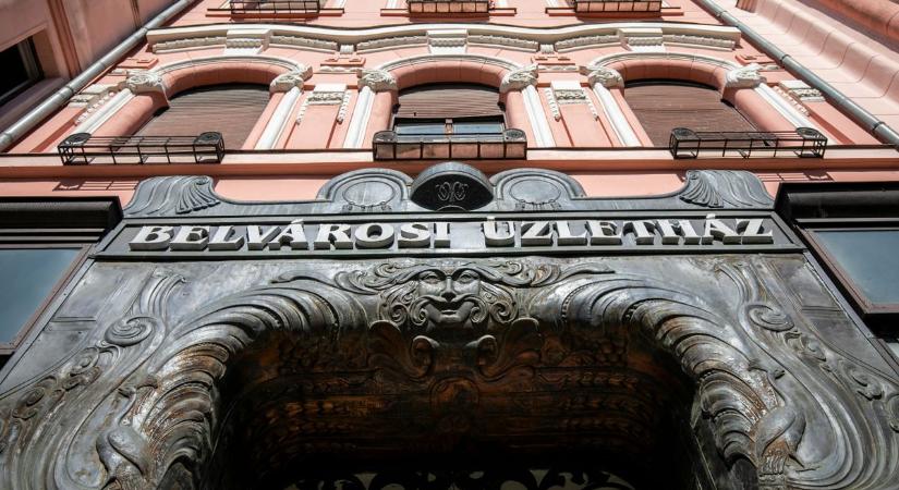 Csaknem két évszázad történetét őrzi a Piac utcai bronz portál