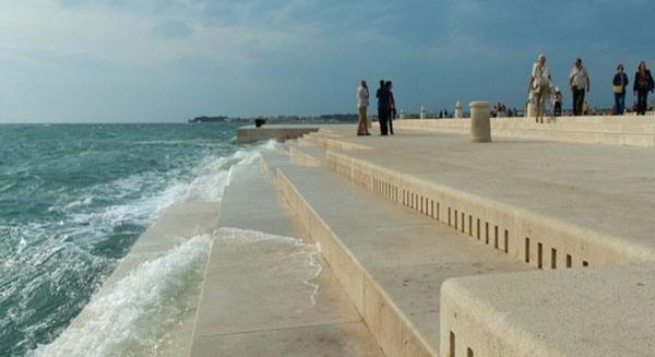 Zenél a tenger – hatalmas „vízorgona” a horvát tengerparton