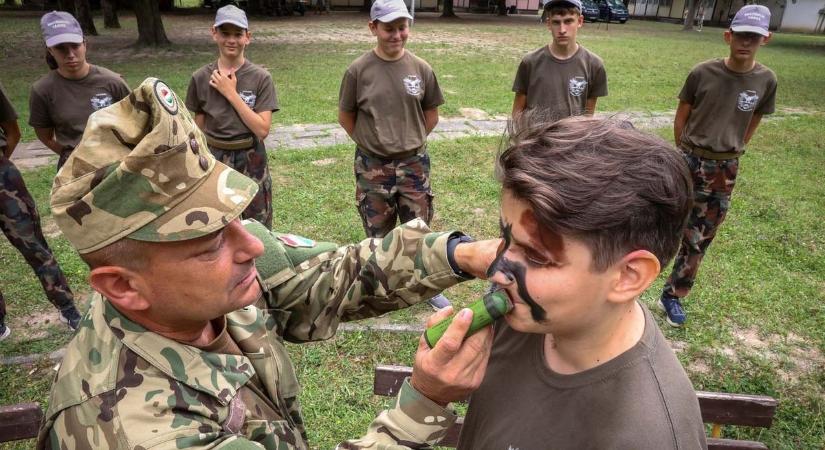 Honvédelmi tábor: katonaéletre tanítják a fiatalokat