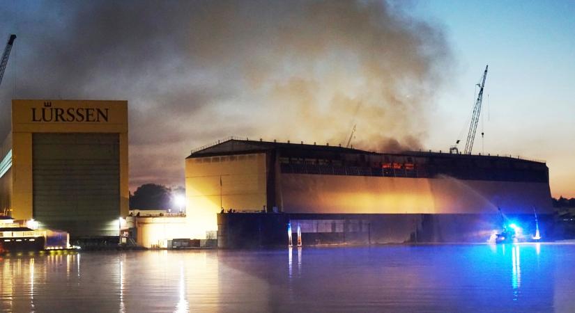 Tűz ütött ki a rendsburgi Lürssen hajógyárban, húsz órán át oltották a tüzet