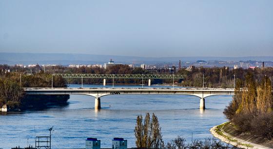 Súlyos baleset történt az Árpád hídon, sérültek is vannak
