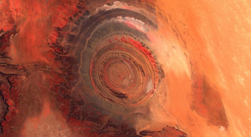 Az űrből látni egy különös képződményt, ami megtöri a Szahara sivatag egyhangúságát
