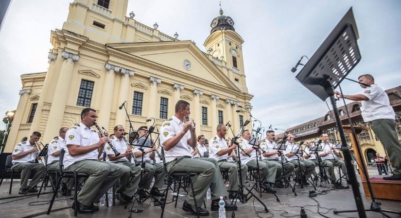 Ismert rigmusok, katonás ritmusok – elkezdődött a Nemzetközi Katonazenekari Fesztivál Debrecenben!