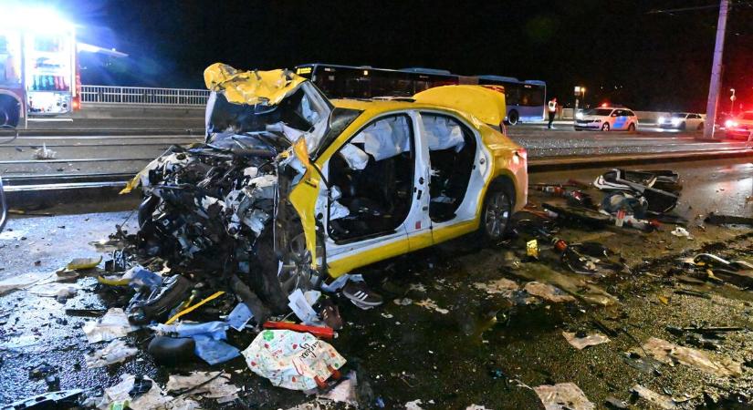 Hárman meghaltak az éjjeli balesetben az Árpád hídon, a sofőr forgalommal szemben hajtott  fotó