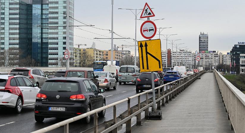 Forgalommal szemben hajtott fel egy autó az Árpád hídra, hárman haltak meg a balesetben