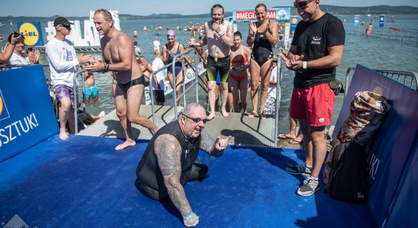 Megszállott úszók és hétköznapi hősök írják a Balaton-átúszás történetét