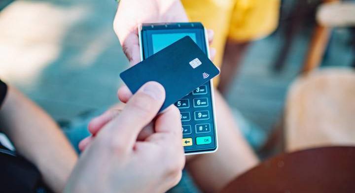 A kártyás vásárlások tranzakciós díját sokallják, bajban a Visa és a Mastercard