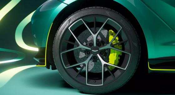 F1 lázban ég az Aston Martin bivalyerős új divatterepjárója