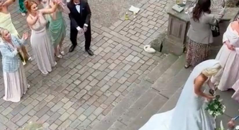 Eldobta a csokrot a menyasszony: ami ezután történt, azon az egész világ röhög - Videó