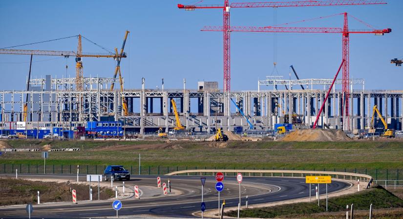 A debreceni BMW-gyár sarkában, egy szántóföldön húzzák fel az új közlekedési múzeumot