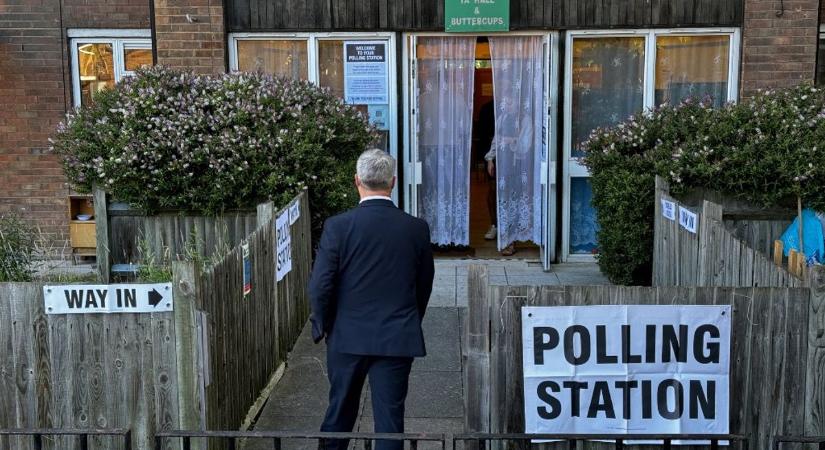 Megnyíltak a szavazóhelyiségek a briteknél