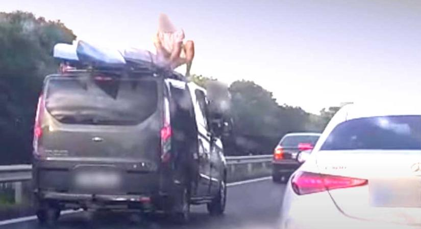 Menet közben mászott az autó tetejére az M3-as autópályán egy férfi – VIDEÓ