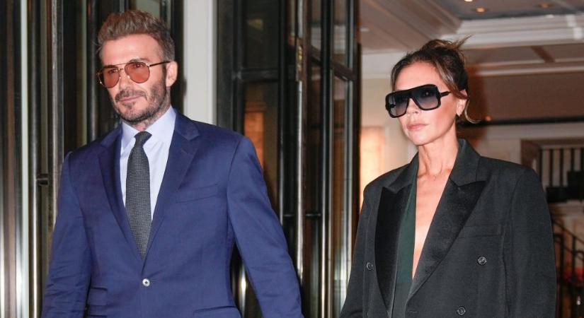 Victoria és David Beckham 25 éve házasok, ennek örömére újra felvették lila esküvői ruhájukat