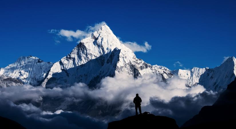 Összeverekedtek a turisták a tökéletes fotóért a Mount Everesten – videó