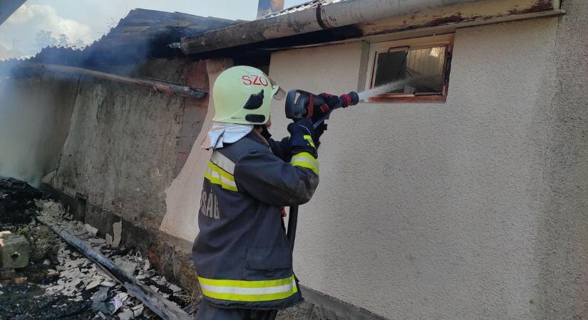 Képeken a pusztítás: lakhatatlanná vált a tűz miatt egy családi ház Martfűn - galériával