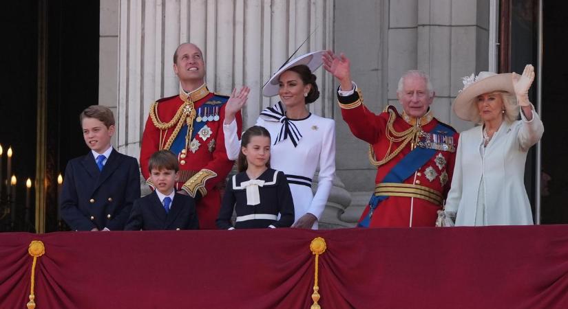 Csodaszép fotó készült a királyi családról, sokan mégis csalódottak a kép láttán