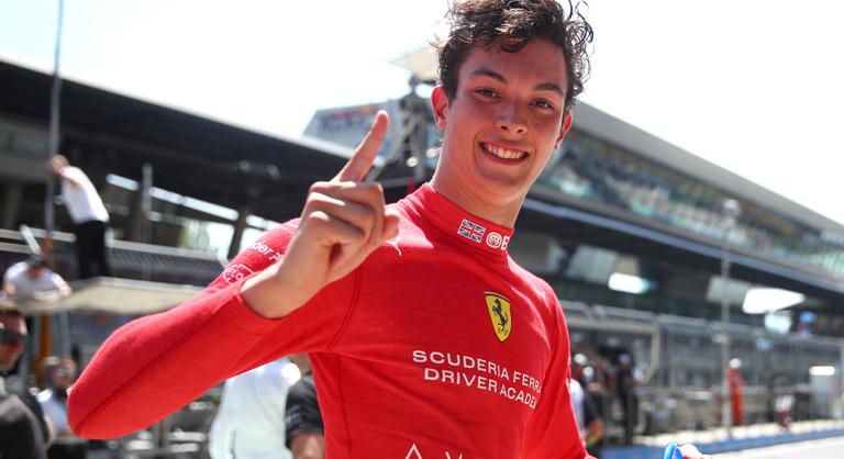 A Ferrari fiatal tehetsége hosszútávú szerződést kapott a Formula–1-ben