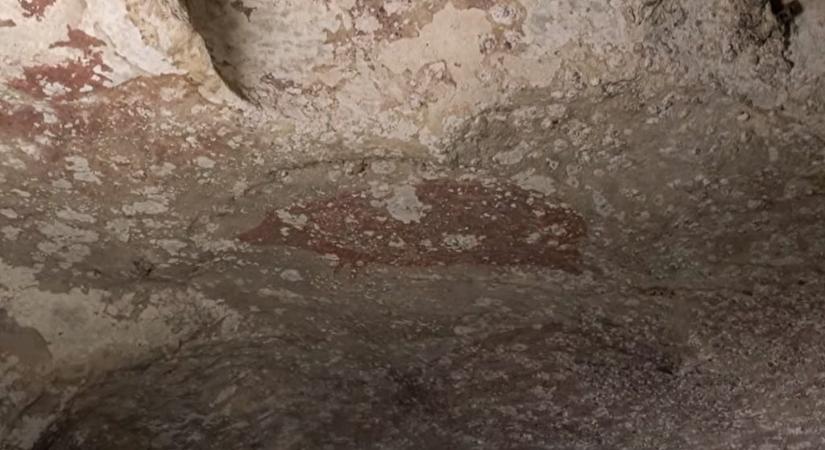 Felfedezték a világ legrégebbi festményét, amin egy disznó és három ember van