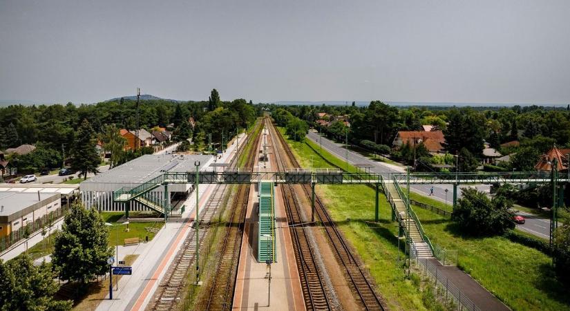 Impozáns látványt nyújtanak a MÁV felújított balatoni vasútállomásai – fotók