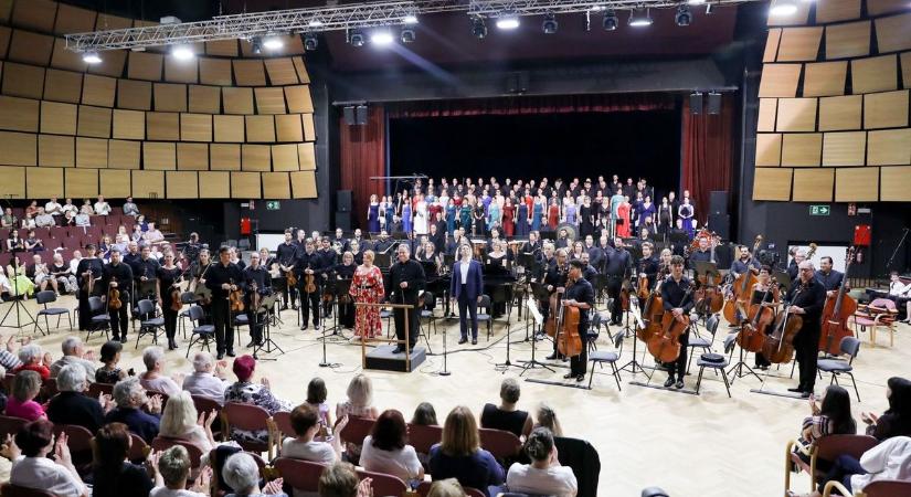Óriási tapsvihar kísérte a Savaria Szimfonikus Zenekar évadzáró koncertjét - fotók