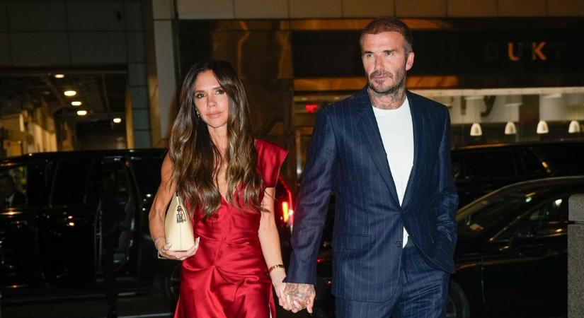 Emlékeznek Victoria és David Beckham ikonikus esküvői ruhájára? Újra felvették, még mindig jó rájuk a totál lila szett - fotók