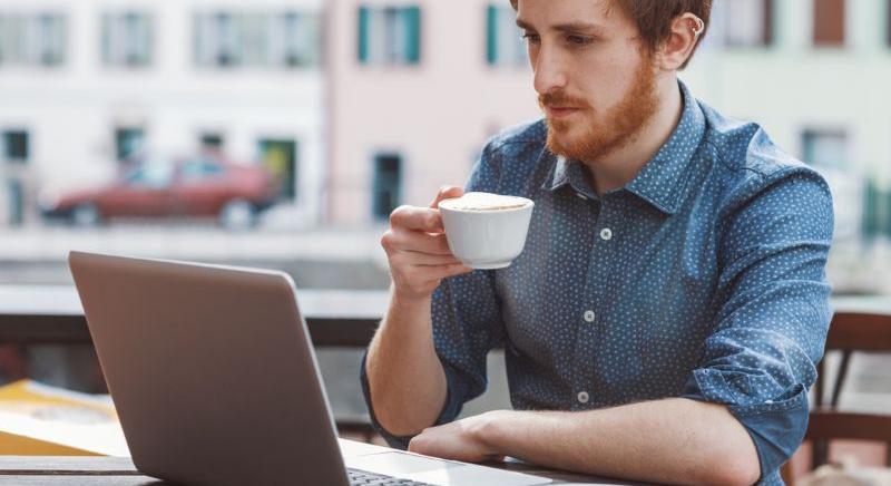 A hosszan tartó ülőmunka káros hatásait a kávé kompenzálni tudja – derül ki egy kutatásból