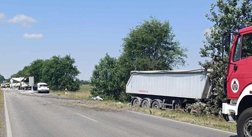 Vegyi baleset Magyarországon: akkumulátorsav miatt kellett több embert kórházba szállítani egy halálos karambol után