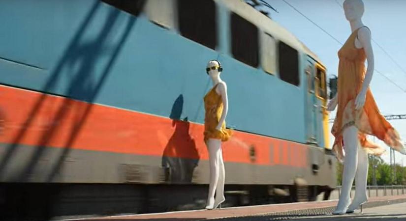 Sokkoló videón mutatta be a MÁV, miért ne álljunk a peron szélére, ha jön a vonat...