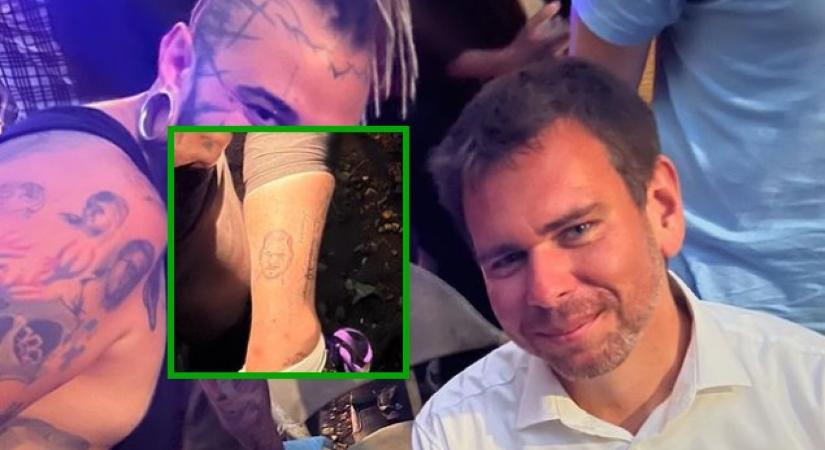 A tetováló, aki rávarrta valakire Karácsony fejét, a saját lábára Vitézy fejét tetoválta