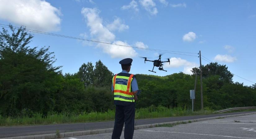 Drónnal figyelték az autósokat a rendőrök Almárnál
