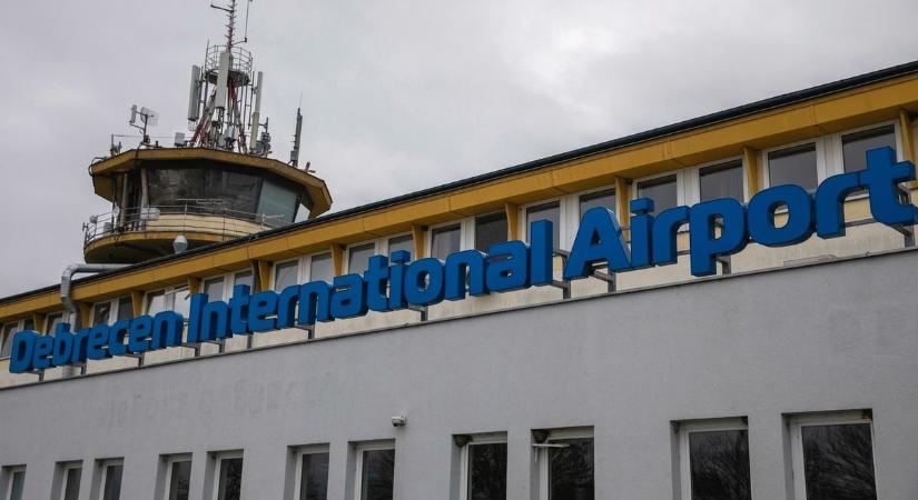 Különleges repülőgép érkezett Debrecenbe – videóval