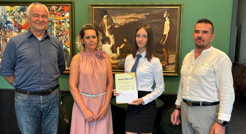 Petrovszki Norina kapta Kondoroson a képviselői Tehetség-díjat