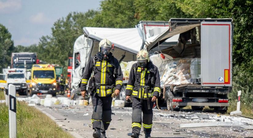 Egy ember meghalt, többeket mérgezés gyanújával vittek kórházba az Izsáknál történt baleset helyszínéről