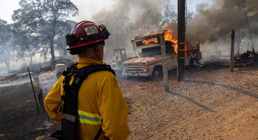 Csaknem 30 000 embert evakuáltak a kaliforniai erdőtüzek miatt