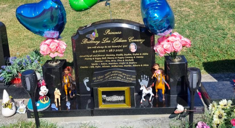 Megdöbbentek a szülők, amikor kilátogattak 3 évesen elhunyt lányuk sírjához - Fotók