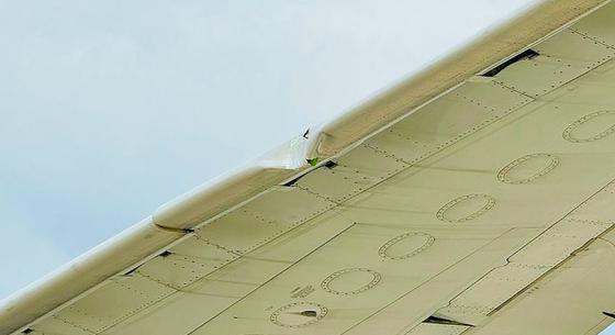 Megsérült egy Boeing-777-es szárnya, miután repülőtéren villanyoszlopnak ütközött