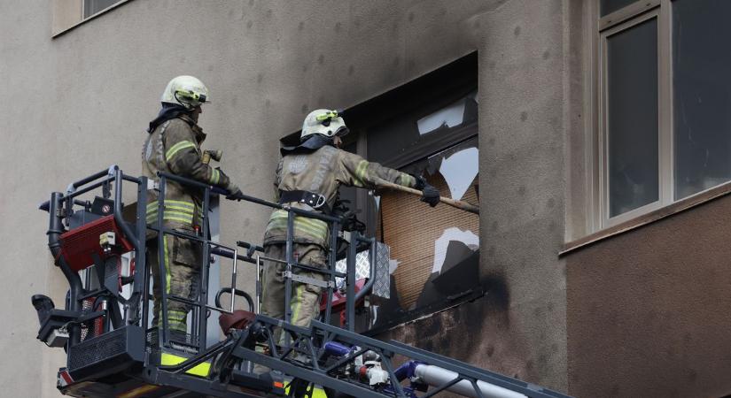 Hatalmas lángokban égett egy erkély Újbudán