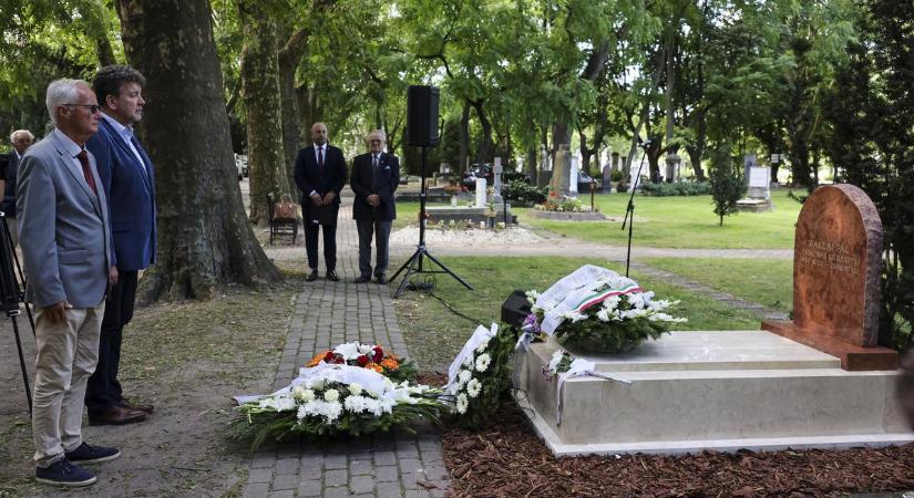 18 évvel a halála után végre méltó síremléket kapott a leghíresebb magyar zsoké – fotók