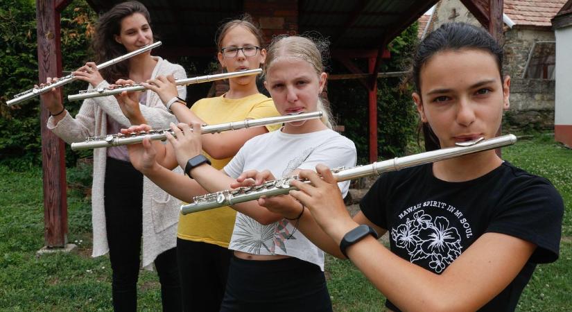A közösségi élmény és a hangszeres zene összefonódása a kissomlyói Hangköz Fesztiválon - fotók