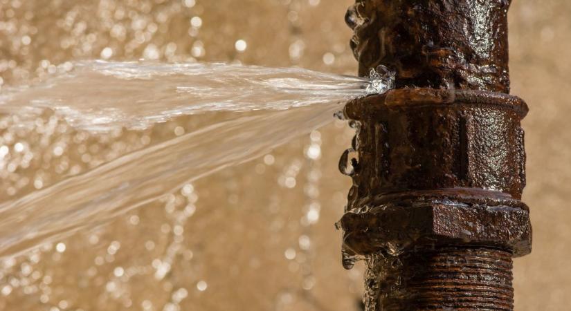 Kicserélte az 50 éves vezetéket a vízmű, ami vízhiányt okozott Hatvanban