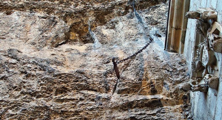 Rejtély: 1300 év után egyszerűen eltűnt a sziklába vágott legendás francia kard