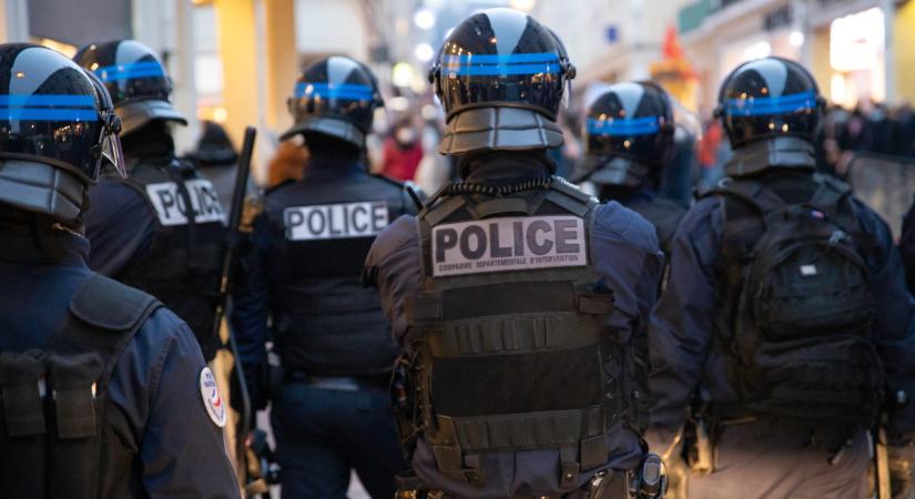 Pattanásig feszült a helyzet Franciaországban, zavargásokra számít a hatalom