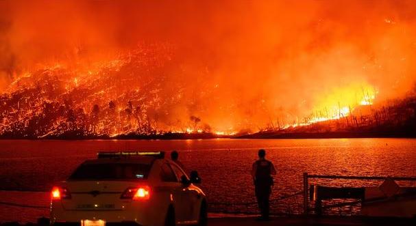 Tízezreket evakuáltak a kaliforniai erdőtüzek miatt